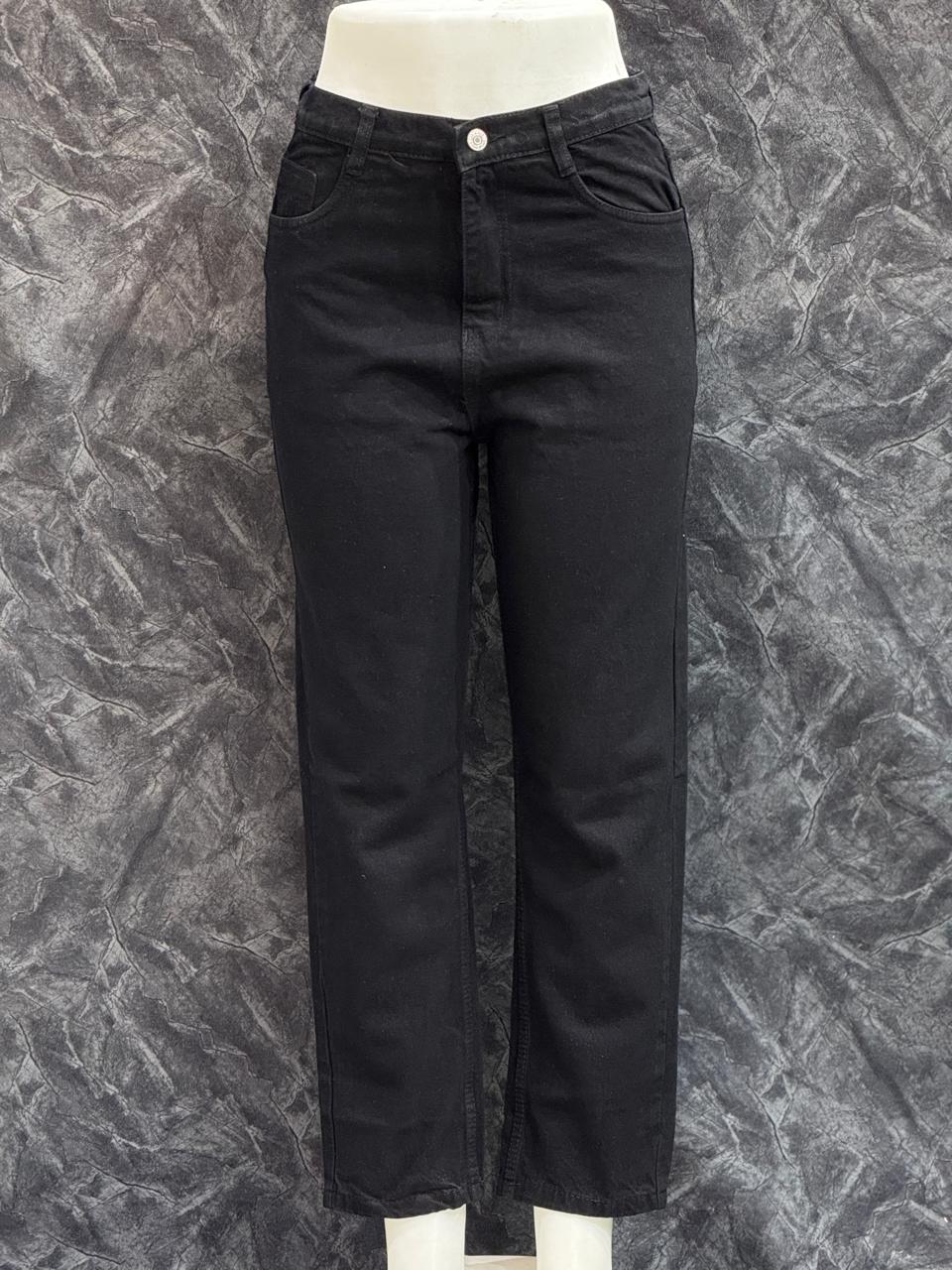 The Noir Hug – Mom Fit Jeans – black